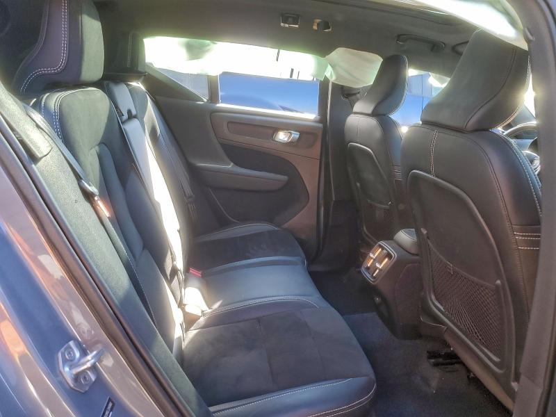 Фото 11 - VOLVO XC40