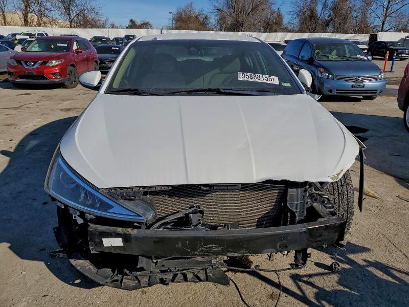 Фото 5 - HYUNDAI ELANTRA