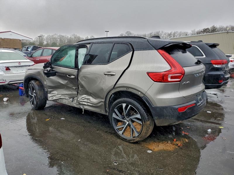Фото 2 - VOLVO XC40