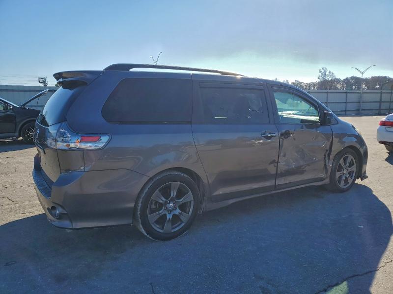 Фото 3 - TOYOTA SIENNA