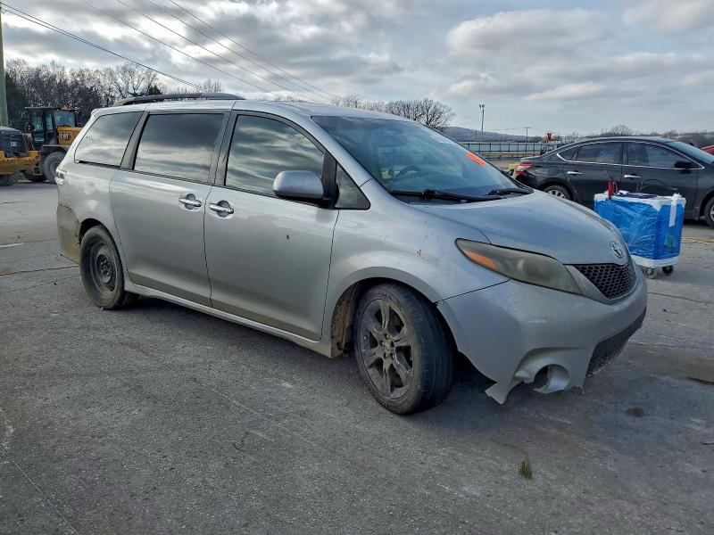 Фото 4 - TOYOTA SIENNA