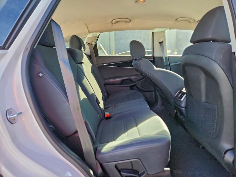 Фото 11 - KIA SORENTO