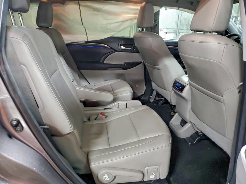 Фото 10 - TOYOTA HIGHLANDER