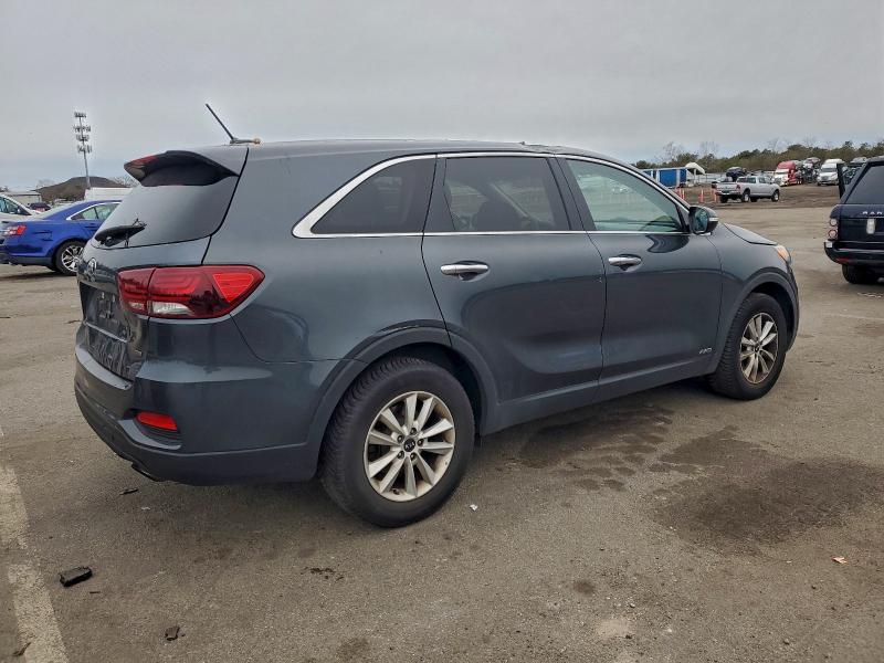 Фото 3 - KIA SORENTO