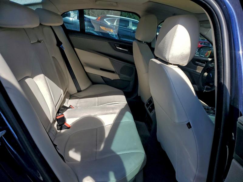 Фото 10 - JAGUAR XE