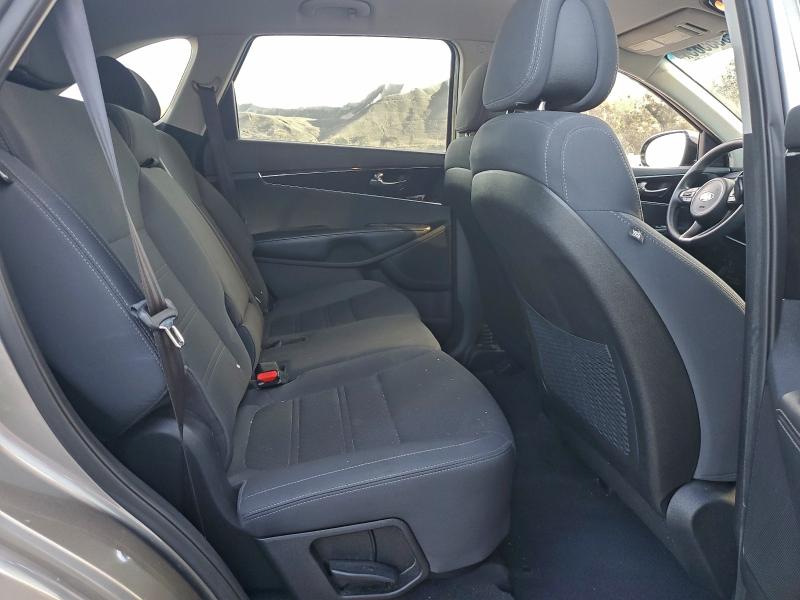 Фото 11 - KIA SORENTO