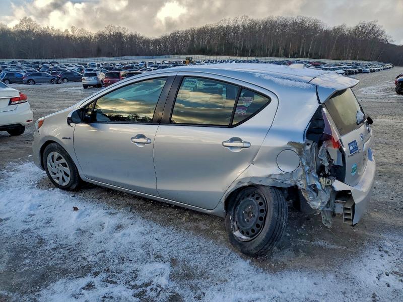 Фото 2 - TOYOTA PRIUS