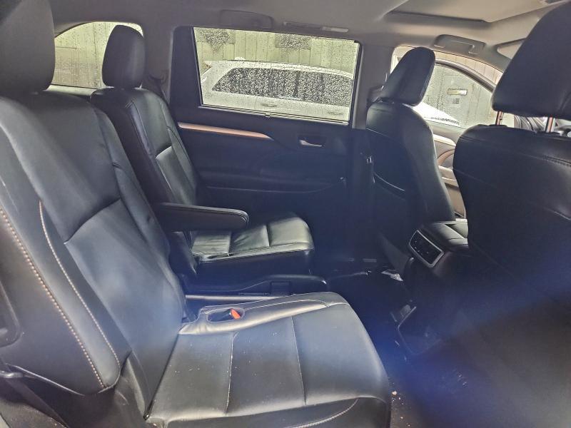 Фото 11 - TOYOTA HIGHLANDER