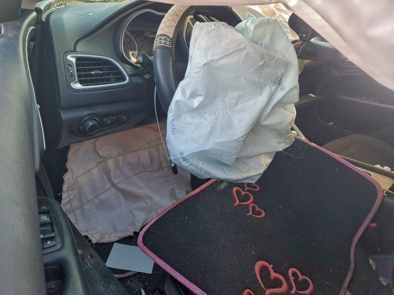 Фото 8 - CHRYSLER 200