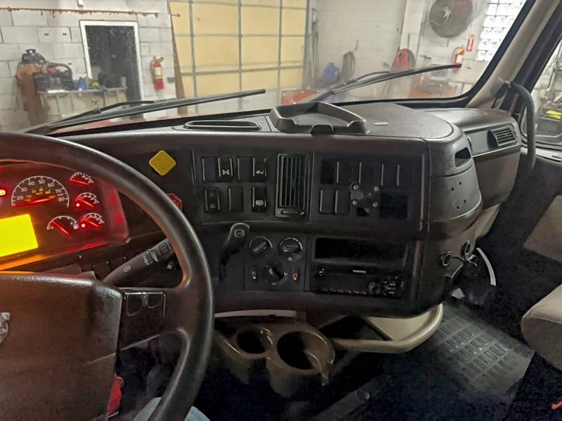 VOLVO VN 2017 VIN 4V4NC9EG7HN966100