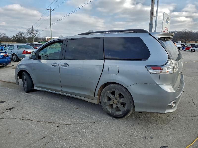 Фото 2 - TOYOTA SIENNA