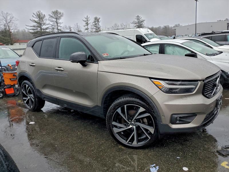 Фото 4 - VOLVO XC40