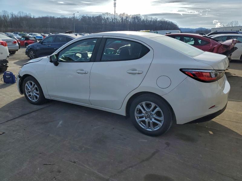 Фото 2 - TOYOTA YARIS