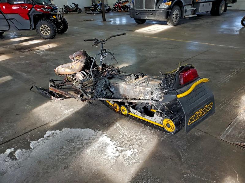 SKI-DOO SNOWMOBILE 2001