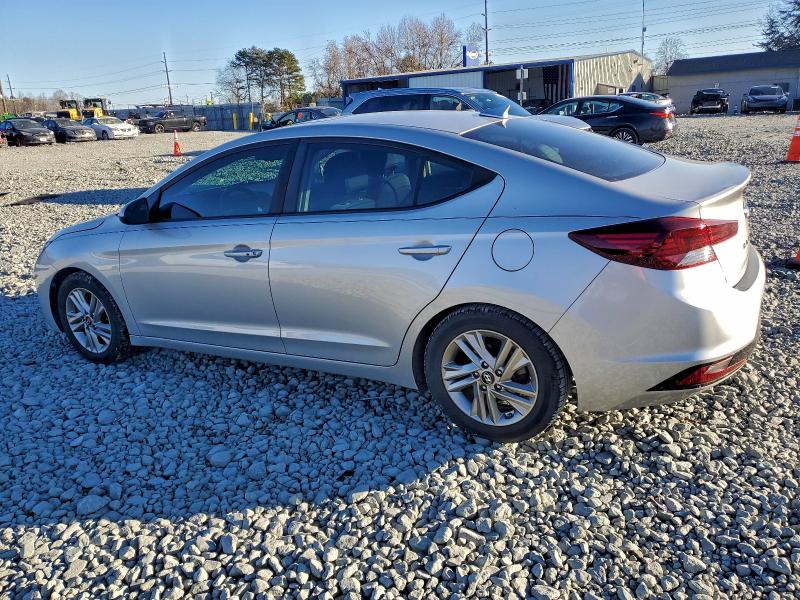 Фото 2 - HYUNDAI ELANTRA