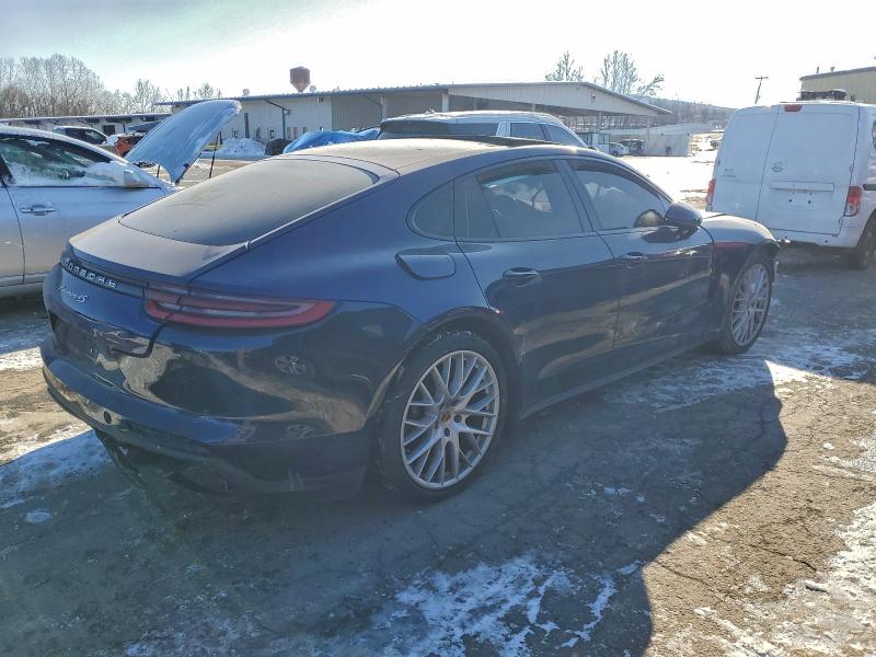 Фото 3 - PORSCHE PANAMERA