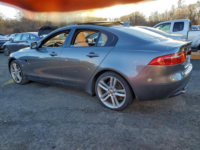 Фото 2 - JAGUAR XE