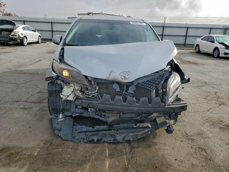 Фото 5 - TOYOTA SIENNA