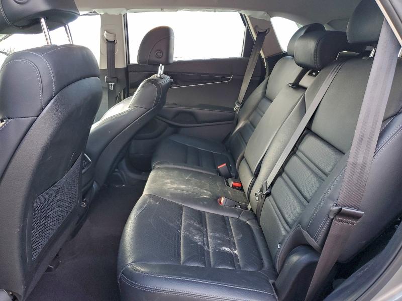 Фото 11 - KIA SORENTO