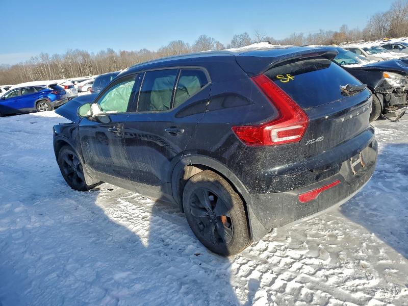 Фото 2 - VOLVO XC40