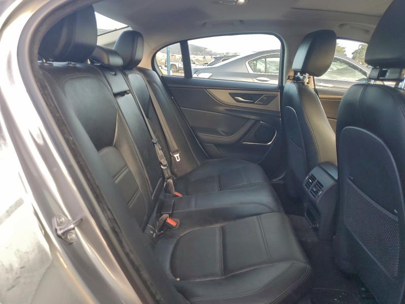 Фото 10 - JAGUAR XE