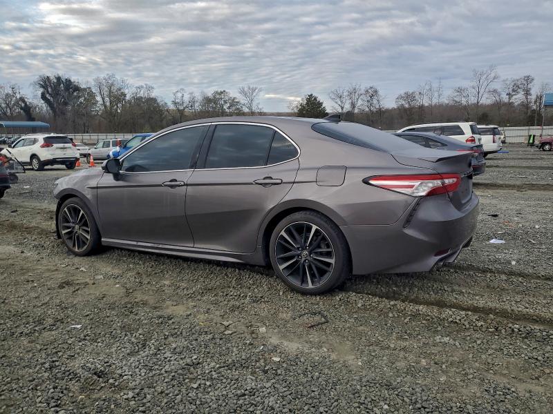 Фото 2 - TOYOTA CAMRY