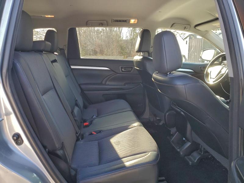 Фото 11 - TOYOTA HIGHLANDER