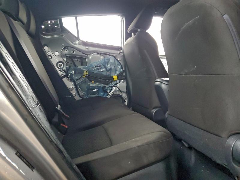 Фото 11 - TOYOTA C-HR