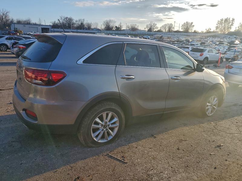 Фото 3 - KIA SORENTO