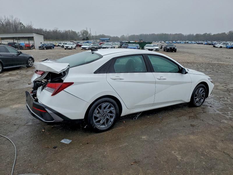 Фото 3 - HYUNDAI ELANTRA