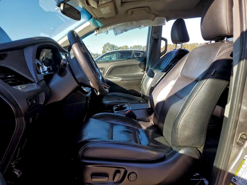 Фото 7 - TOYOTA SIENNA