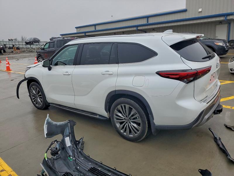 Фото 2 - TOYOTA HIGHLANDER