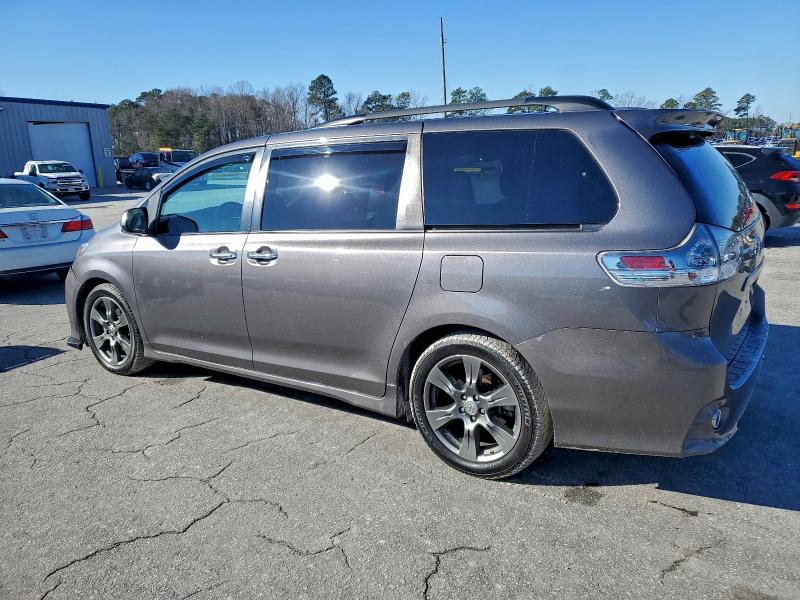 Фото 2 - TOYOTA SIENNA