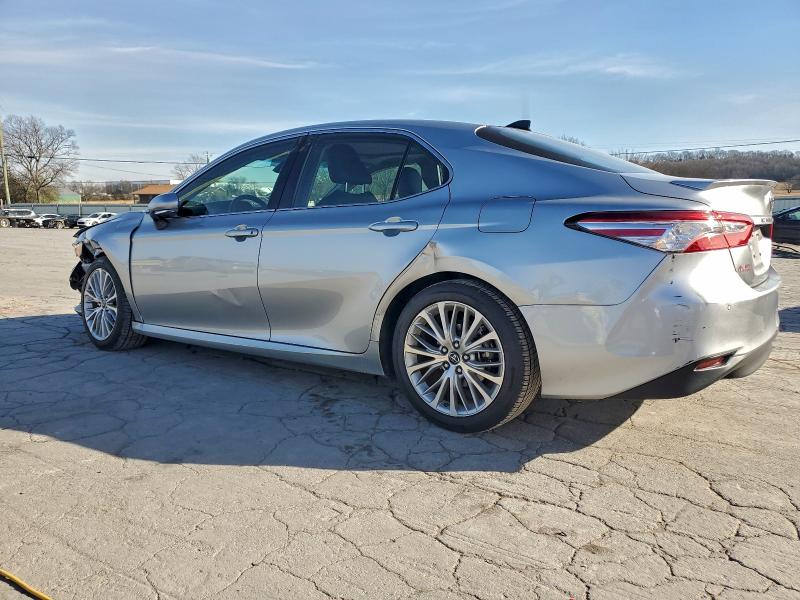 Фото 2 - TOYOTA CAMRY