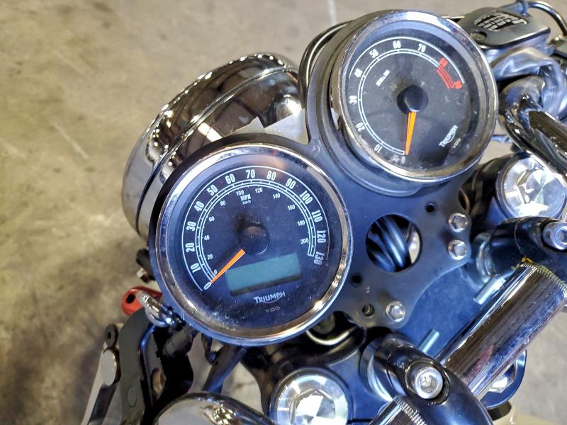 TRIUMPH BONNEVILLE 2012