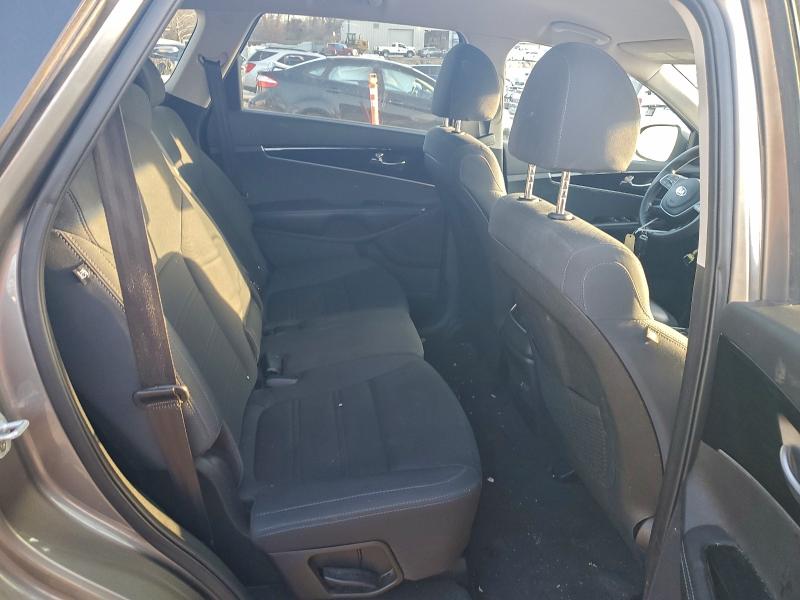 Фото 11 - KIA SORENTO