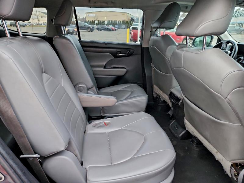 Фото 11 - TOYOTA HIGHLANDER