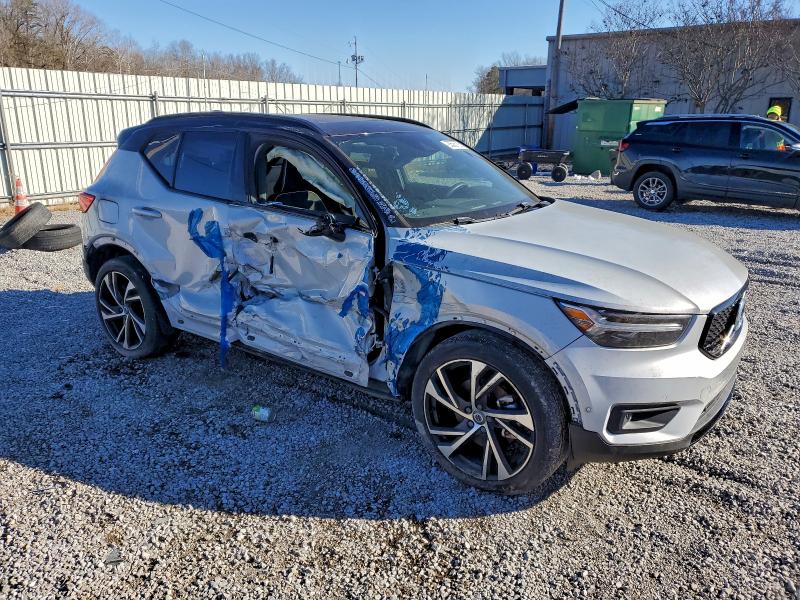 Фото 4 - VOLVO XC40