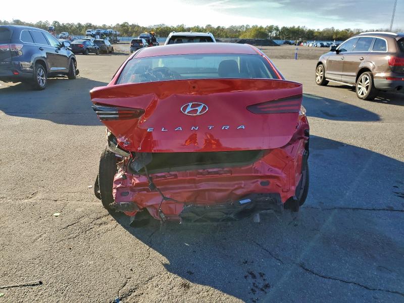 Фото 6 - HYUNDAI ELANTRA