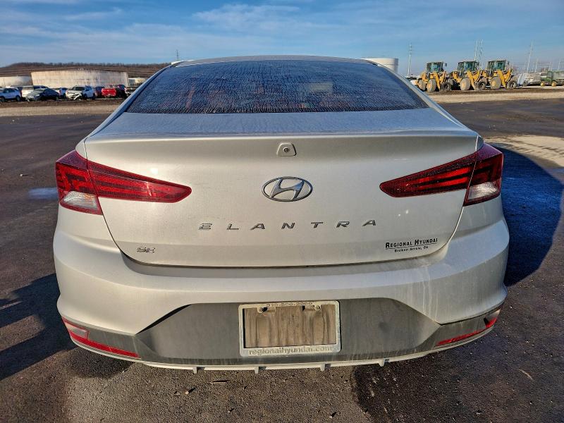 Фото 6 - HYUNDAI ELANTRA