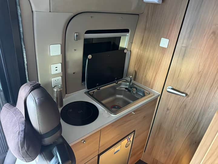 Maxus V90 RV 2021 2021款 2.0T旅行家V90自行式B型房车豪华版纵床