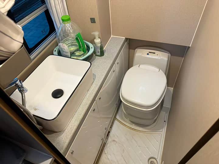 Maxus V90 RV 2021 2021款 2.0T旅行家V90自行式B型房车豪华版纵床