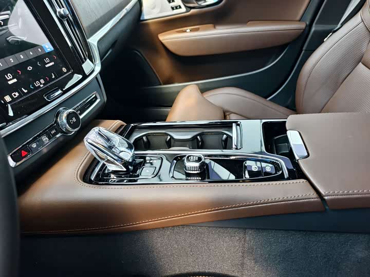 Volvo S90 Hybrid 2025 2025款 插电式混动 四驱长续航智雅豪华版