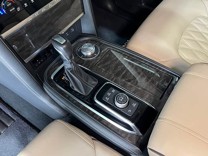 Nissan Armada 2023 2023款 ARMADA 5.6L 无敌舰队旗舰版