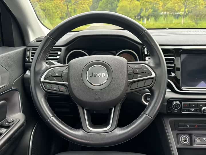 Jeep Grand Commander 2022 2022款 2.0T 两驱豪华版