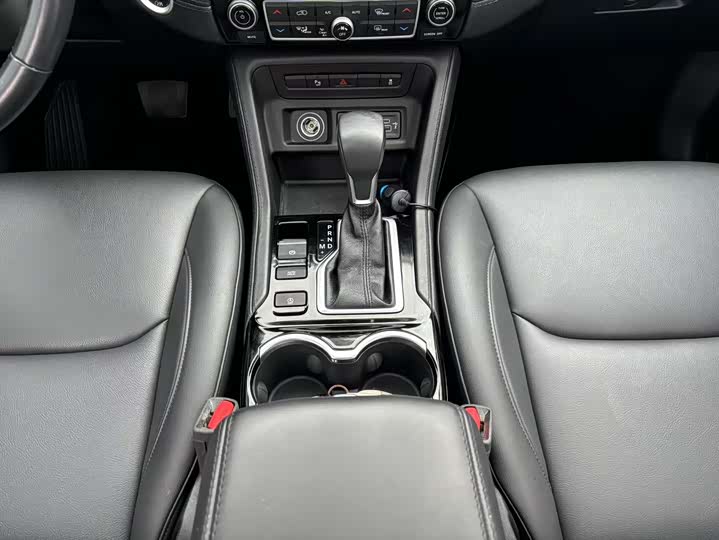 Jeep Grand Commander 2022 2022款 2.0T 两驱豪华版