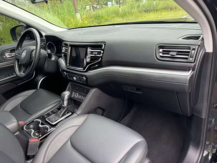 Jeep Grand Commander 2022 2022款 2.0T 两驱豪华版