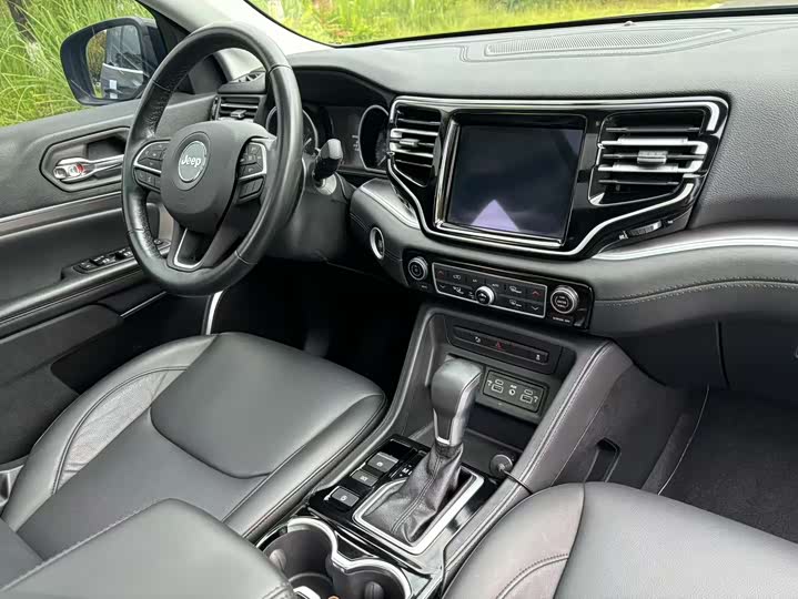 Jeep Grand Commander 2022 2022款 2.0T 两驱豪华版