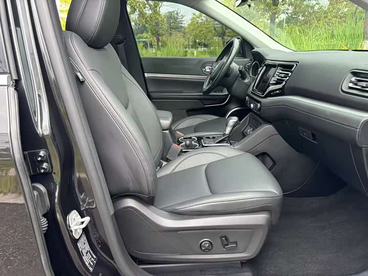 Jeep Grand Commander 2022 2022款 2.0T 两驱豪华版