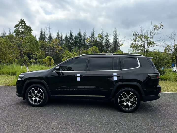 Jeep Grand Commander 2022 2022款 2.0T 两驱豪华版